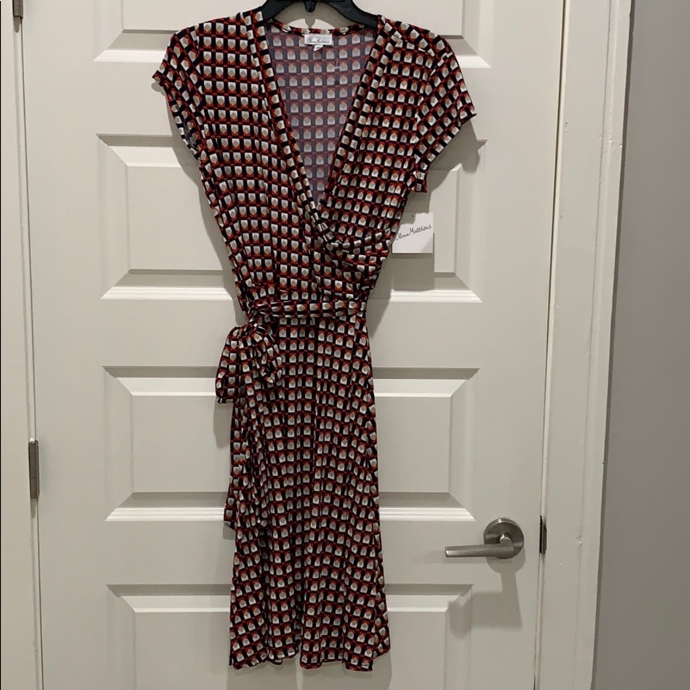 Pretty dress. Nice for work or evening.